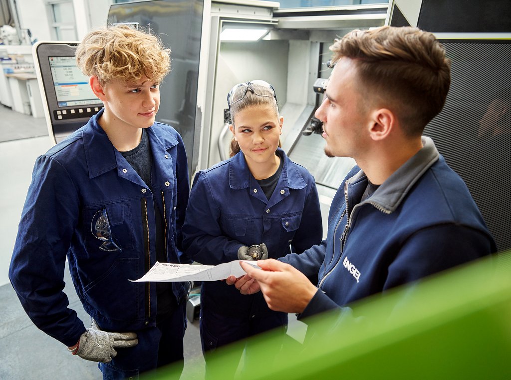 Stefanie Aigner (middle), mechatronics apprentice at Schwertberg, appreciates the diverse experiences in her daily working life at ENGEL.