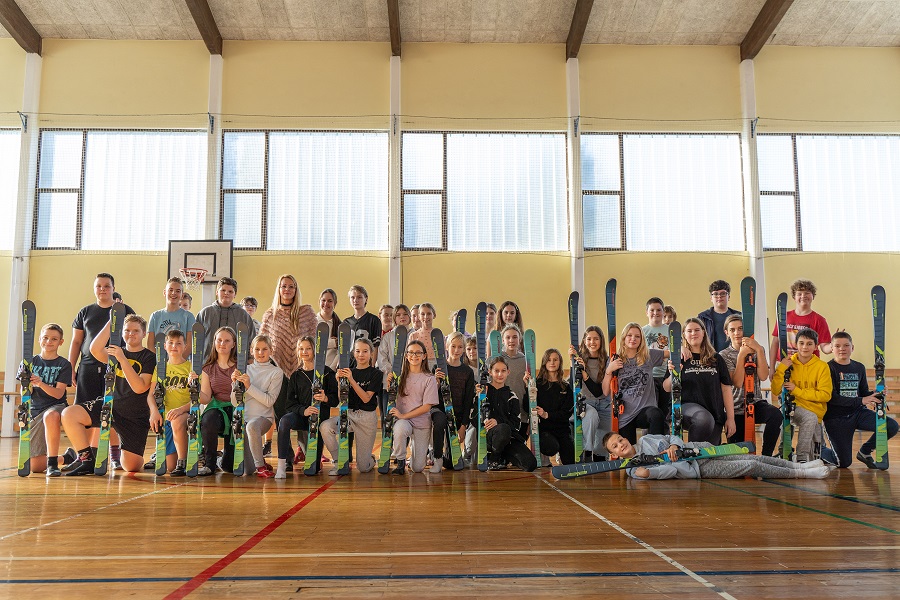 Učenci Osnovne šole Šmarjeta iz Šmarjeških Toplic so bili nad novimi smučmi navdušeni