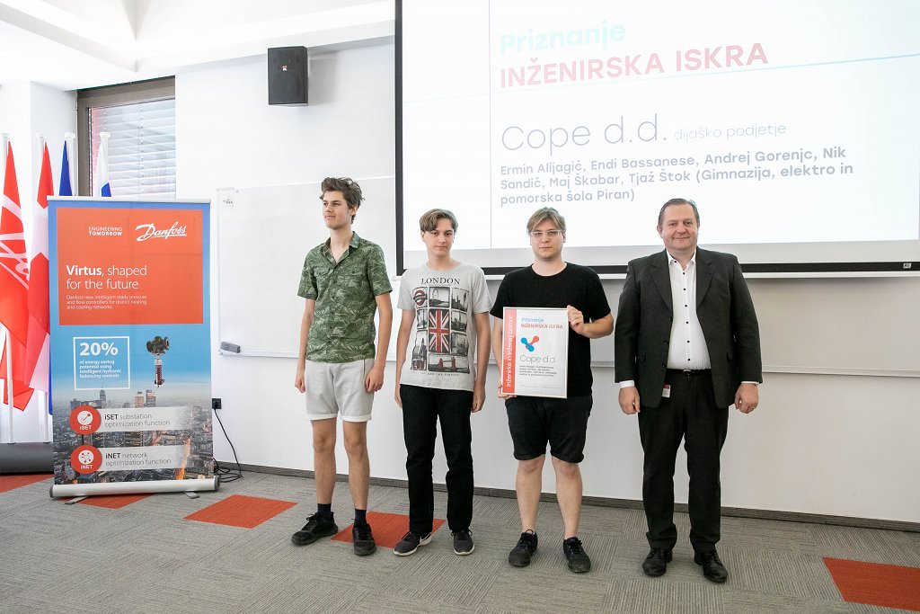 COPE D.D., dijaško podjetje in podeljevalec dr. Miha Bobič iz podjetja Danfoss Trata, predsednik iniciative Inženirke in inženirji bomo!
