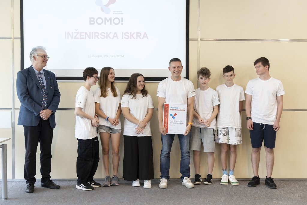 Mentor mag. Oliver Buček z OŠ Breg s svojimi učenci (foto Andrej Križ za Mediade)