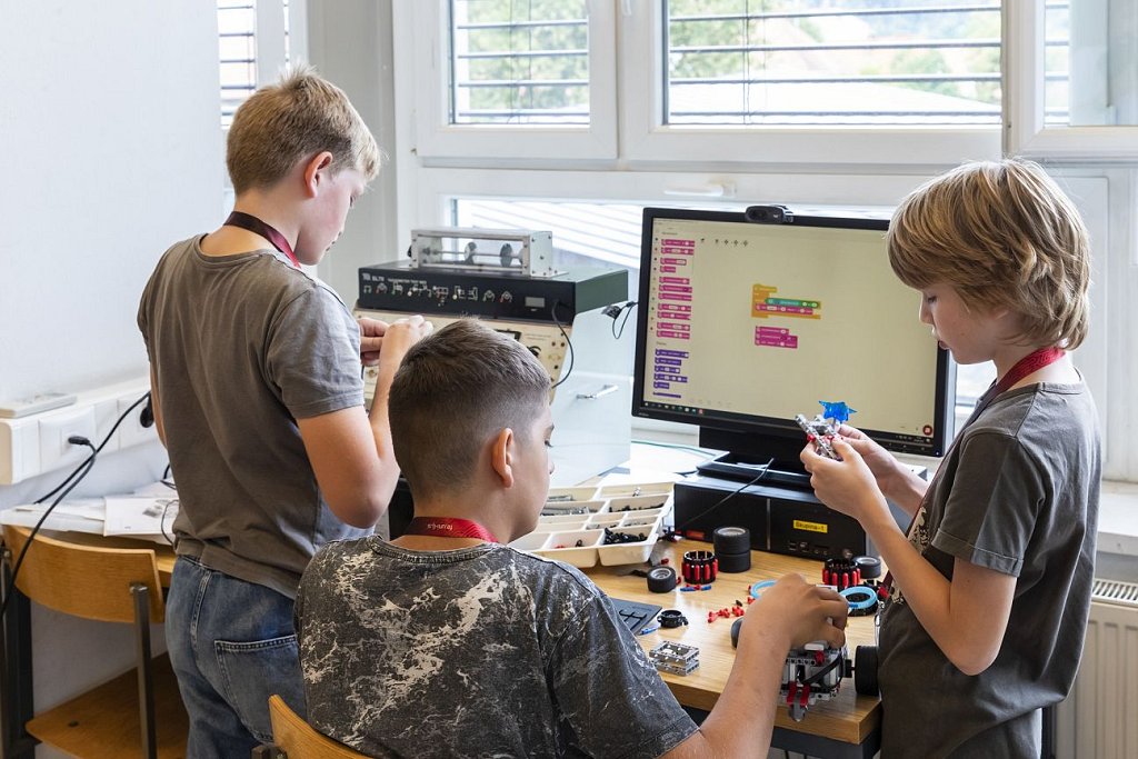 Delavnice vključujejo veliko samostojnega dela z najsodobnejšimi tehnologijami (foto_arhiv UL FE)