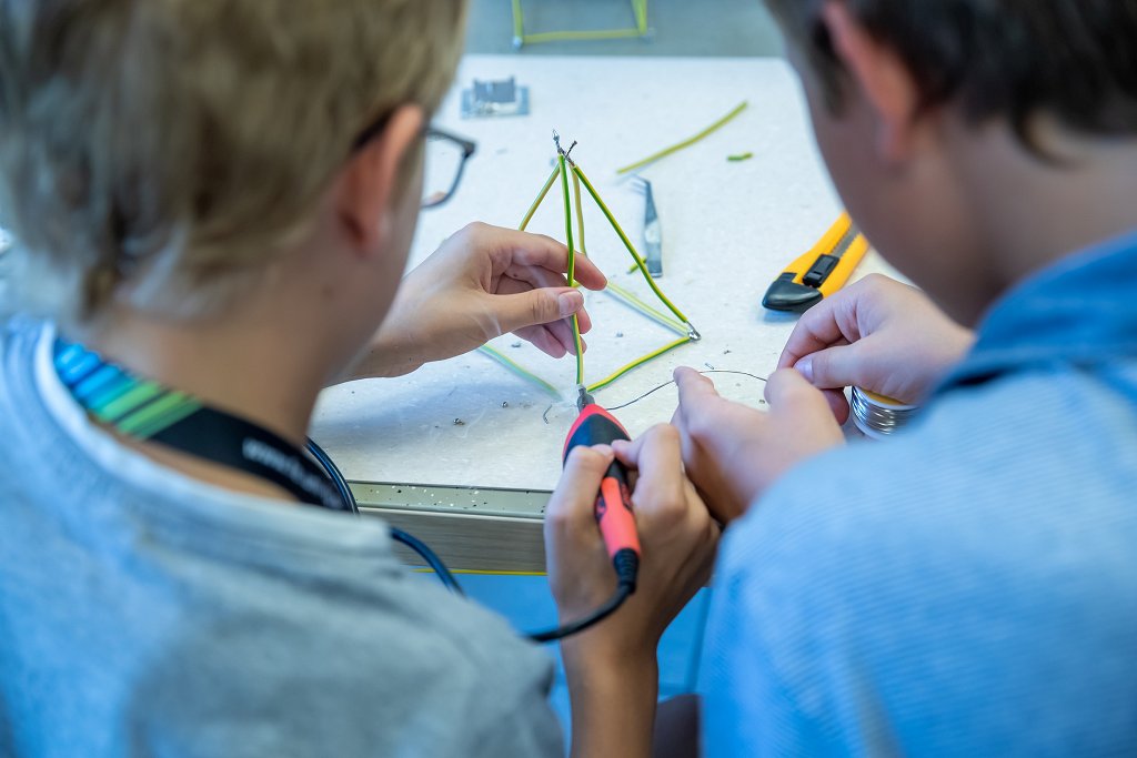 Udeleženci bodo v sproščenem in kreativnem okolju raziskovali svet elektrotehnike in multimedije (foto_arhiv UL FE)