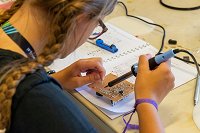 Ustvarjanje pravih izdelkov, ki so lahko koristni doma, v šoli ali ob zabavi s prijatelji (foto_arhiv UL FE)