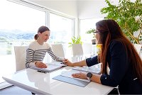 Ema Klinec med učenjem tujega jezika (Foto Davorin Baloh)