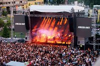 Pred ALEJO se je na praznovanje zbralo več tisočglava navdušena množica (Foto Janez Štrukelj)