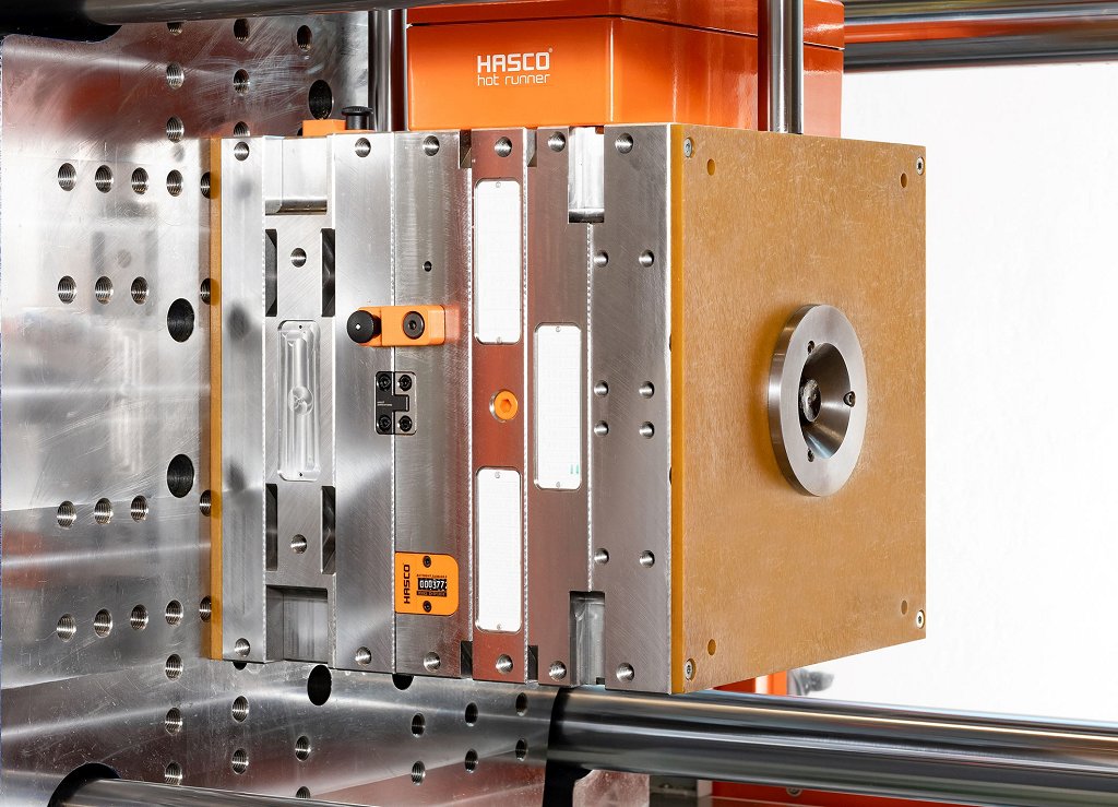 Bild_1_Spritzgießwerkzeug_Waermeisolierplatte_18x13cm