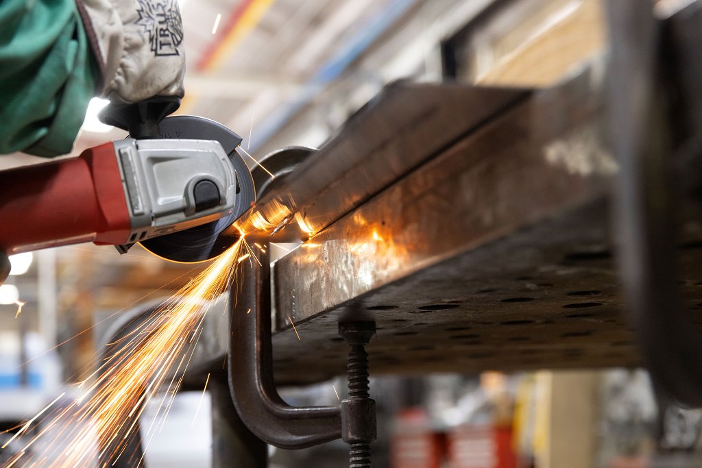 INOX-Cutting-Wheel-Sheel-Metal-Low-Angle-6815