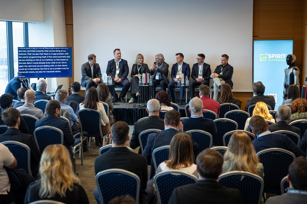 Okrogla miza na temo robotika