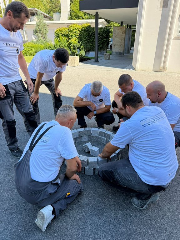 Ena od ekip na teambuildingu Foto Marmor Hotavlje