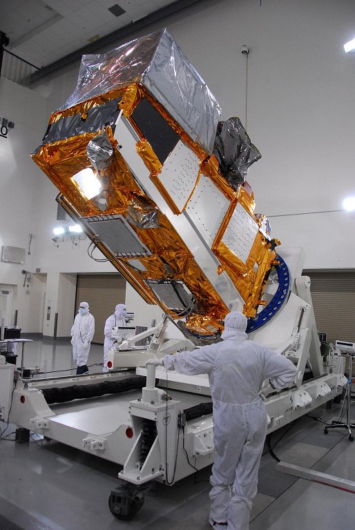 Sestava satelita v čistem prostoru_Foto NASA