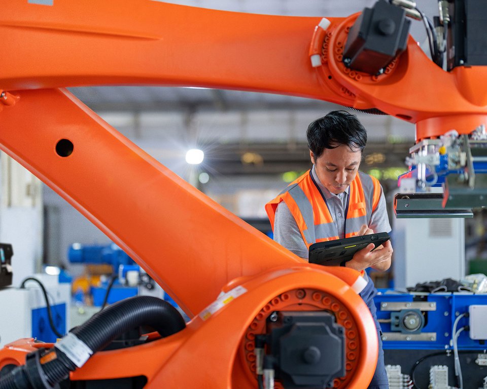 manufacturing_engineer_tablet_robotics_inspection_2300x1840
